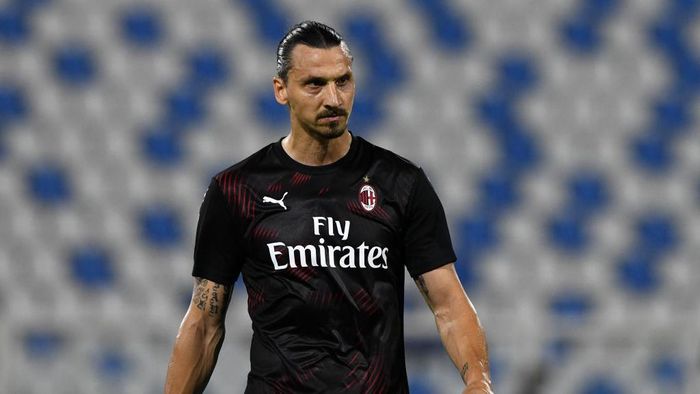Ibrahimovic dengan jersey hitam milik AC Milan